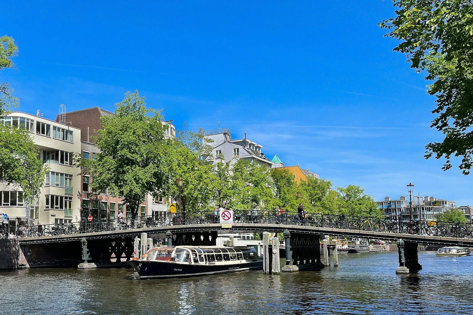 Canale e ponte ciclabile emblematico di THIS IS HOLLAND