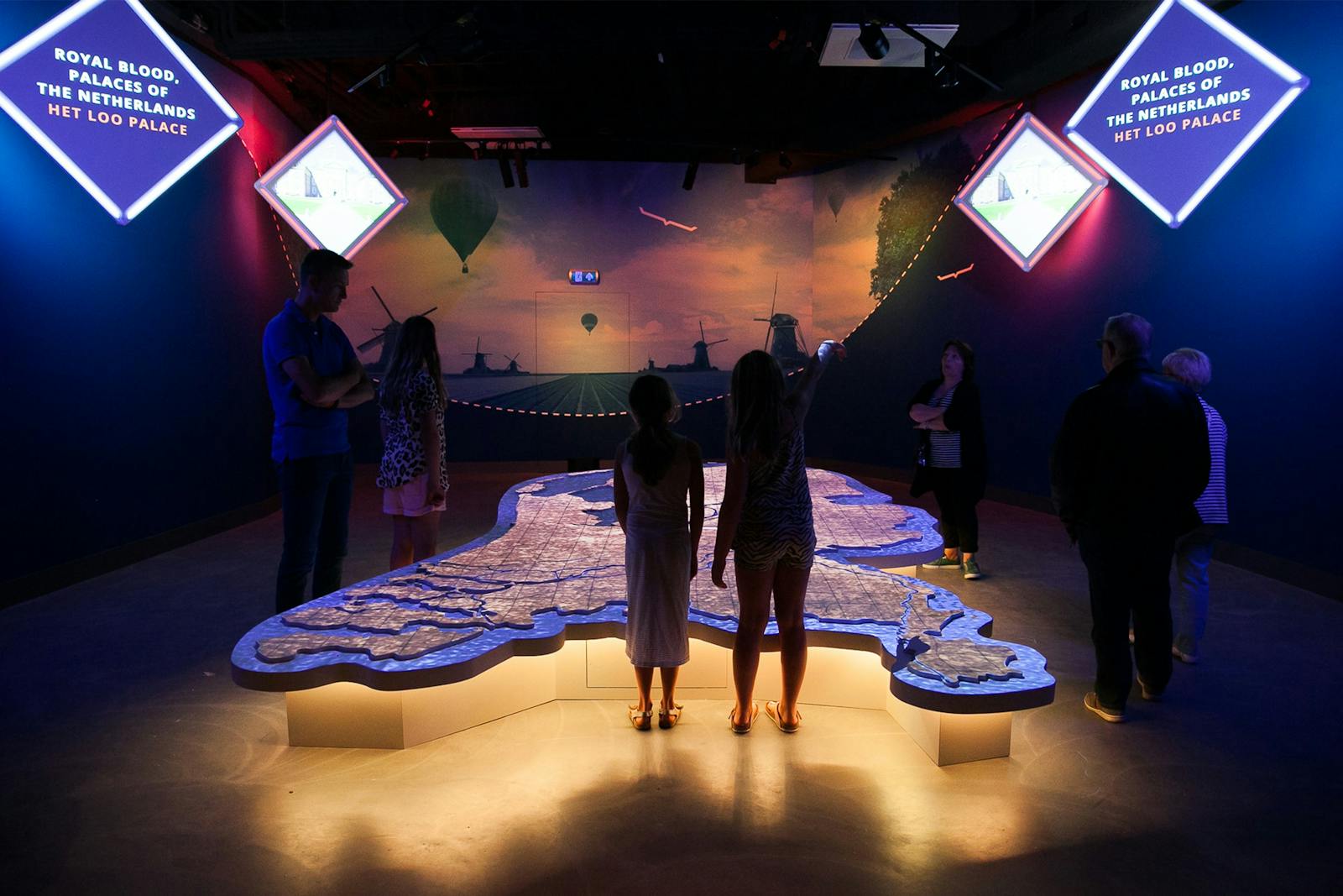 Visitatori che scoprono la mostra immersiva THIS IS HOLLAND