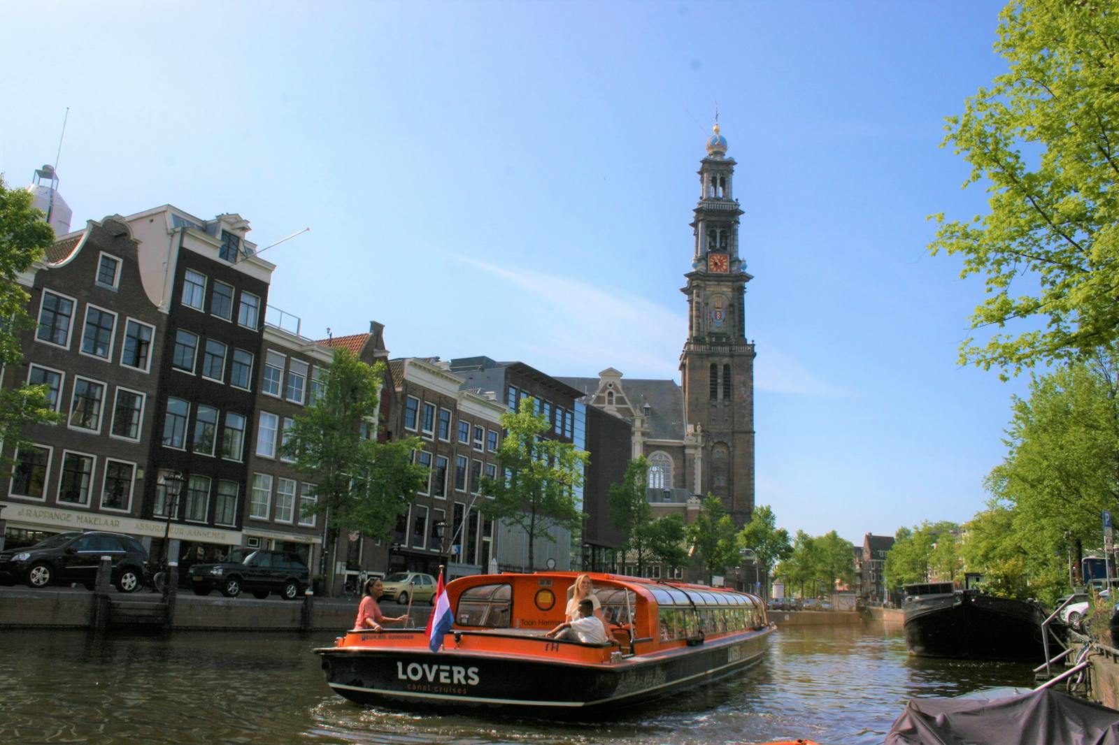 Kanał i charakterystyczna wieża kościelna THIS IS HOLLAND