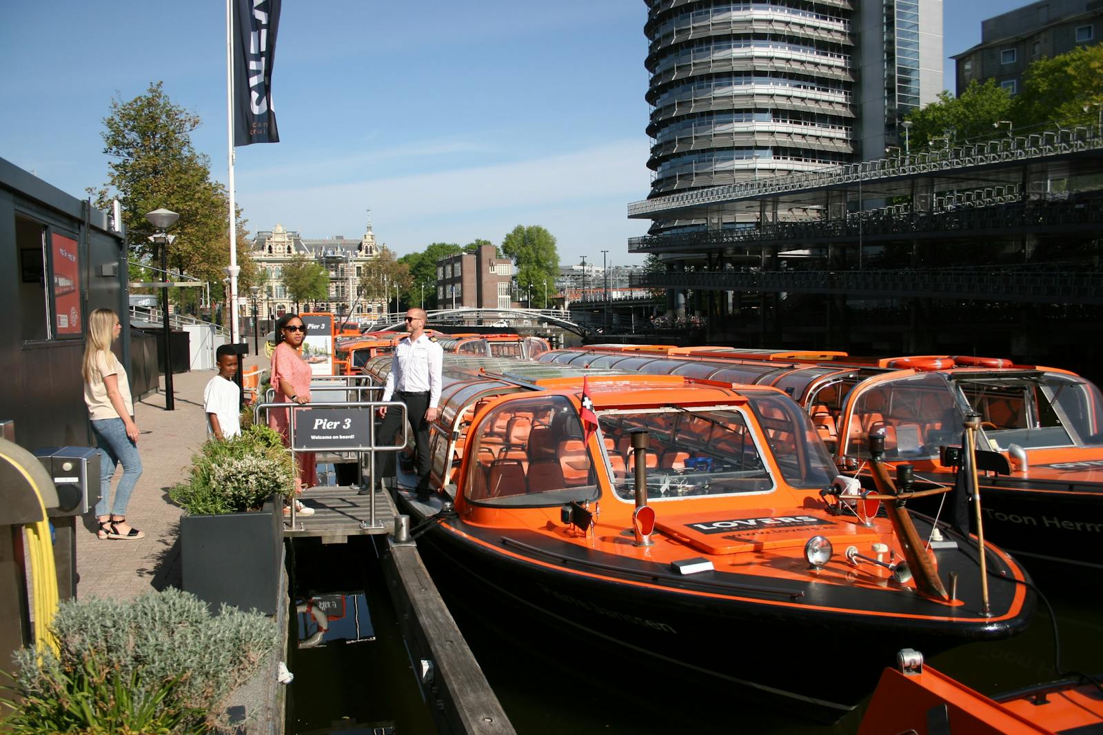 Orange THIS IS HOLLAND-navettbåtar vid kajen